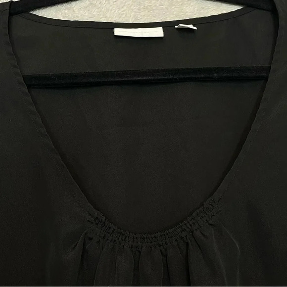 NEW York & Company L Large Top Shirt Black Solid Cap Sleeve V Neck Casual P21 - Picture 3 of 8